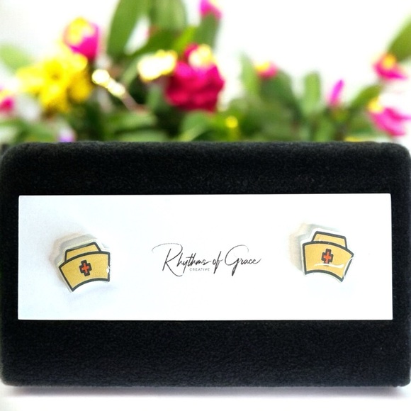 Retro Nurse Hat Stud Earrings – Classic Style, Modern Edge! 🩺 NWT Studs - Picture 2 of 4